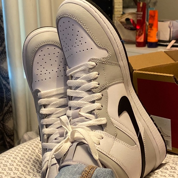 Jordan 1 Mid - Picture 1 of 2